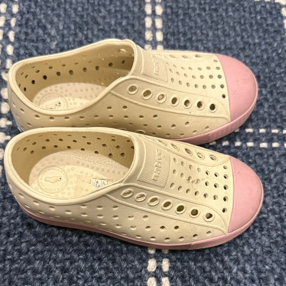 Native Kids Water Shoes in Cream and Pink - Picture 2 of 3